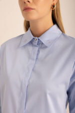 قميص قطن أزرق فاتح - صورة من 2