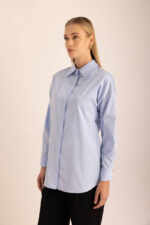 قميص قطن أزرق فاتح - صورة من 3