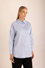 قميص قطن أزرق فاتح - صورة من 4