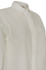 بلوزة قماش بيضاء مزخرفة ذاتيًا