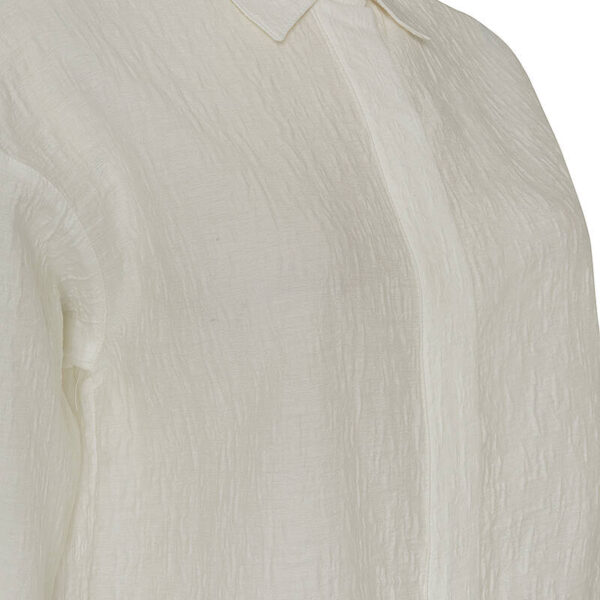 بلوزة قماش بيضاء مزخرفة ذاتيًا