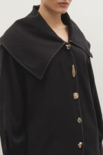 طقم جاكيت ليليوم أسود مع إكسسوارات ذهبية - صورة من 4