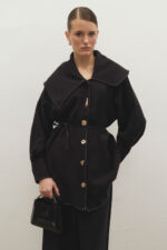 طقم جاكيت ليليوم أسود مع إكسسوارات ذهبية - صورة من 2