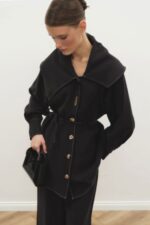 طقم جاكيت ليليوم أسود مع إكسسوارات ذهبية - صورة من 5