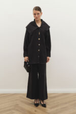 طقم جاكيت ليليوم أسود مع إكسسوارات ذهبية - صورة من 3