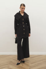 طقم جاكيت ليليوم أسود مع إكسسوارات ذهبية