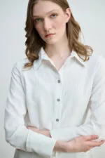 قميص مخطط رفيع مع حزام حبل - أبيض - صورة من 3