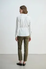 قميص مخطط رفيع مع حزام حبل - أبيض - صورة من 4