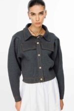 سترة تريكو معدنية بأزرار من أنثراسايت - صورة من 2