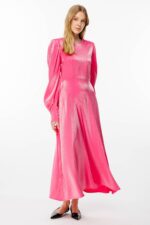 فستان فوشيا بأكمام بالونية لامعة - صورة من 3