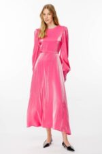 فستان فوشيا بأكمام بالونية لامعة - صورة من 5