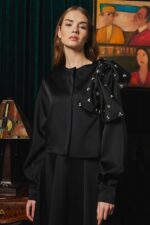 طقم تنورة سوداء مع إكسسوارات حجرية