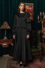 طقم تنورة سوداء مع إكسسوارات حجرية - صورة من 5