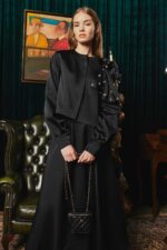 طقم تنورة سوداء مع إكسسوارات حجرية - صورة من 2