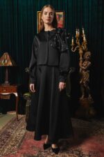 طقم تنورة سوداء مع إكسسوارات حجرية - صورة من 3