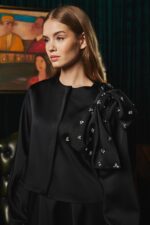 طقم تنورة سوداء مع إكسسوارات حجرية - صورة من 4