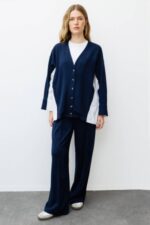 طقم كارديجان تريكو من البوبلين وبنطلون أزرق داكن - صورة من 5