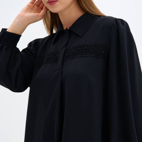 سترة سوداء مطرزة مفصلة
