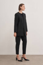 سترة سوداء لامعة مفصلة