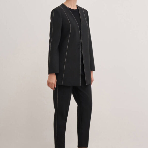 سترة سوداء لامعة مفصلة