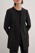 سترة سوداء لامعة مفصلة - صورة من 2