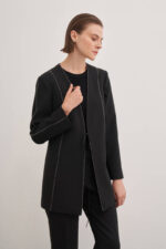 سترة سوداء لامعة مفصلة - صورة من 3