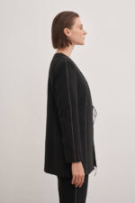 سترة سوداء لامعة مفصلة - صورة من 4