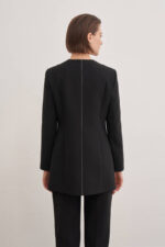 سترة سوداء لامعة مفصلة - صورة من 5