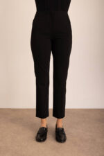 بنطلون أسود عالي الخصر ذو شكل نحيف