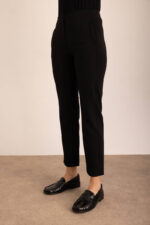 بنطلون أسود عالي الخصر ذو شكل نحيف - صورة من 4