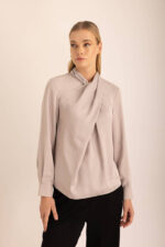 بلوزة منسوجة بتفاصيل ياقة حجرية