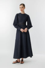 فستان فيرا دينم باللون الأزرق الداكن مع تفاصيل حبل التعادل - صورة من 4