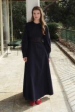 فستان فيرا دينم باللون الأزرق الداكن مع تفاصيل حبل التعادل - صورة من 2