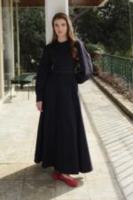 فستان فيرا دينم باللون الأزرق الداكن مع تفاصيل حبل التعادل - صورة من 5